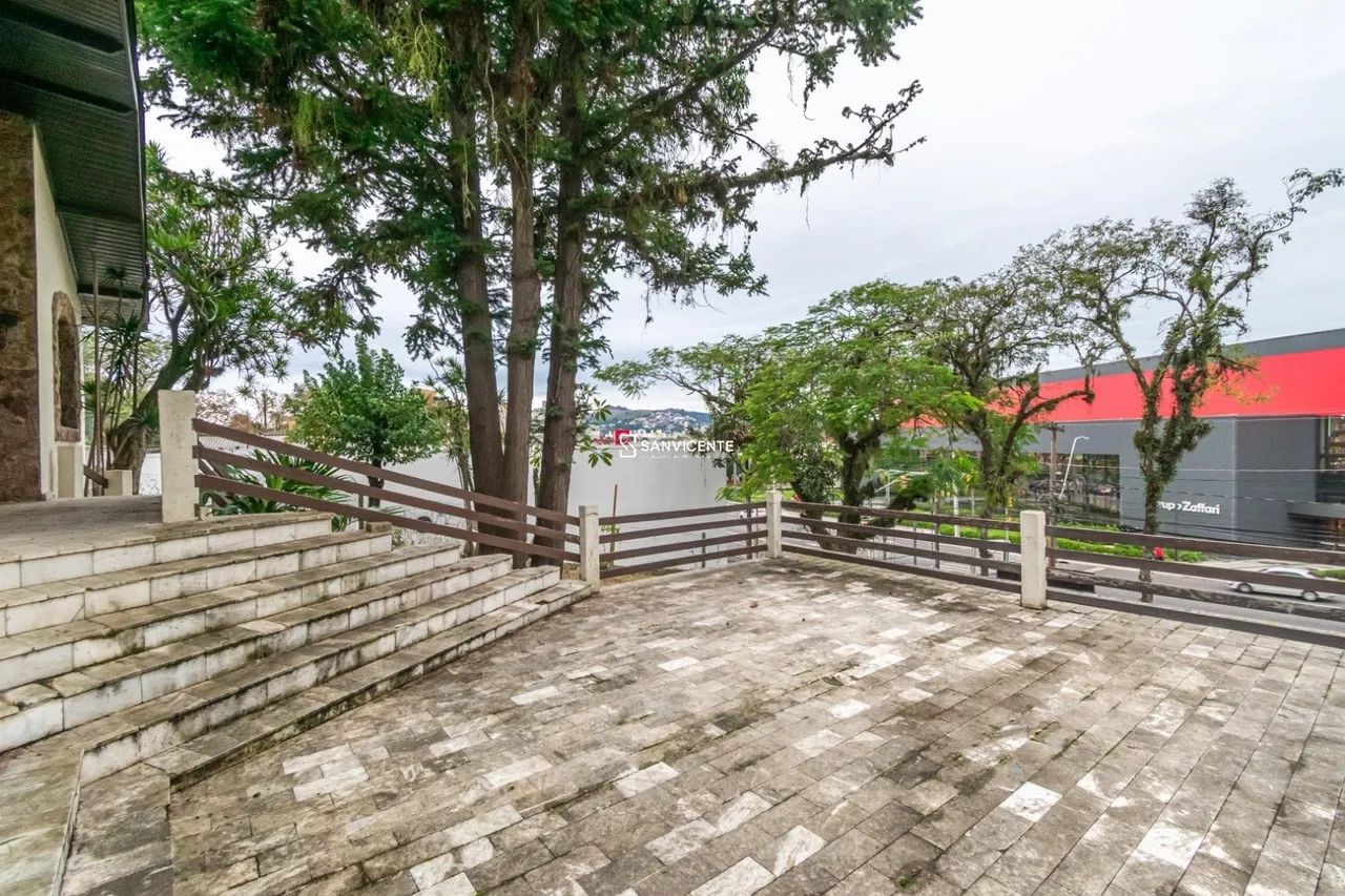 Casa Comercial com estacionamento