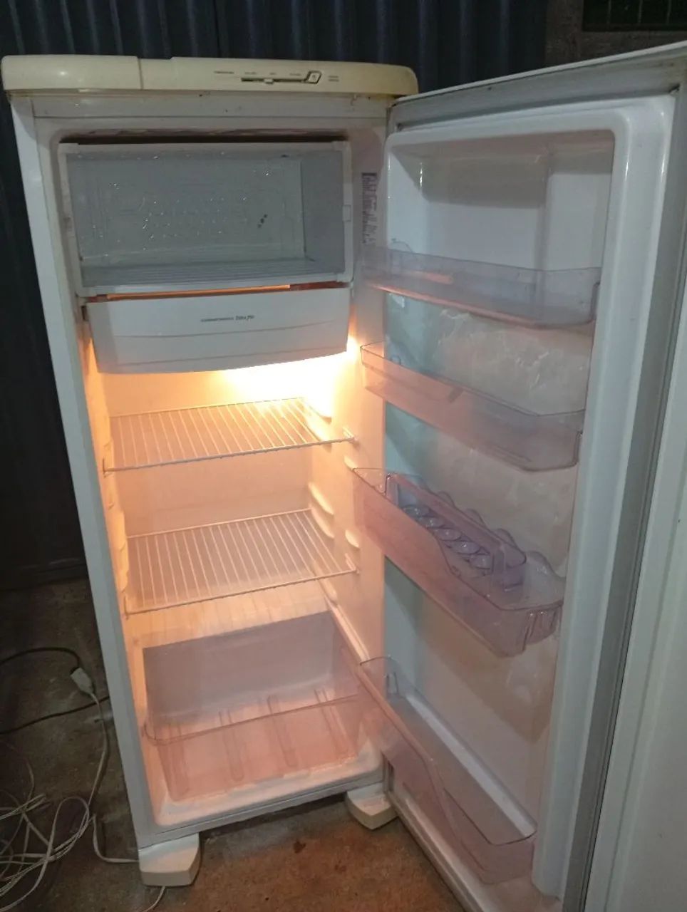 geladeira Eletrolux 240 litros funcionando perfeitamente - Foto 4