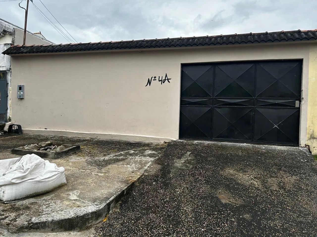ALUGA-SE CASA 