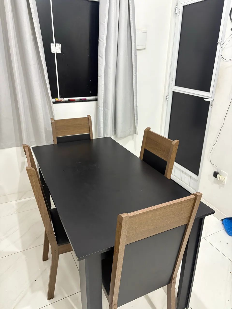 Mesa com 4 cadeiras 100% mdf 