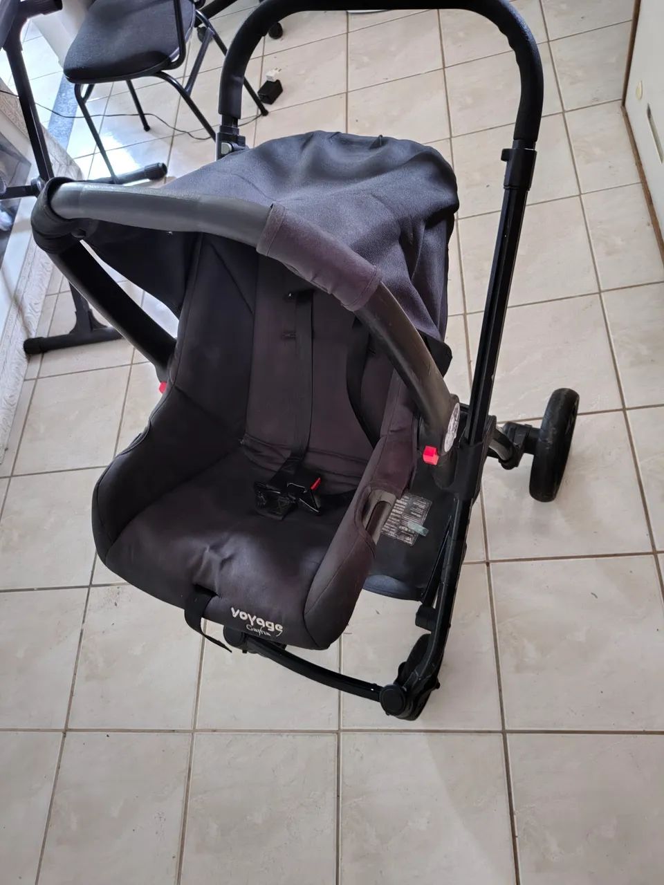 Carrinho de bebê com Moisés e bebê conforto da marca Voyage  - Foto 2