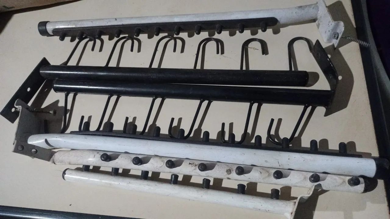 Vende-se 5 cabides para pendurar 