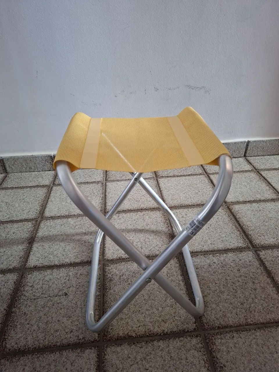 Banquinho em inox,  super leve; dá pra levar pra qualquer lugar. Praticidade em sua Vida. 