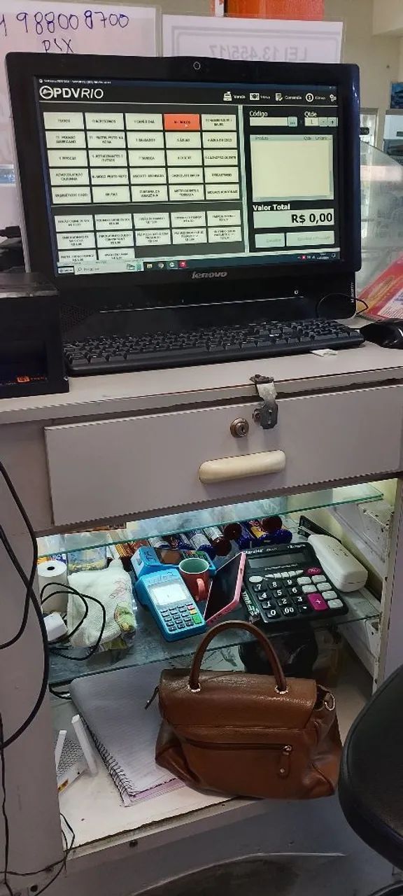 Expositor e caixa usado, passo cartão 