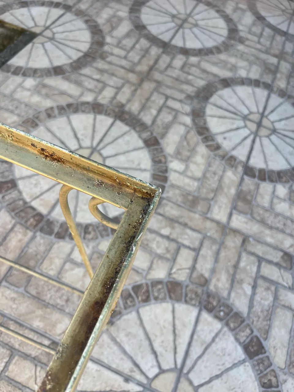 Base de mesa em ferro trabalhado com prateleira - sem vidro - Foto 3