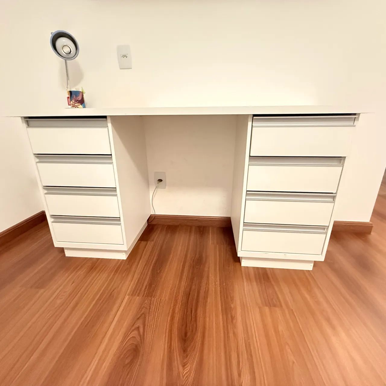 Escrivaninha 8 gavetas 