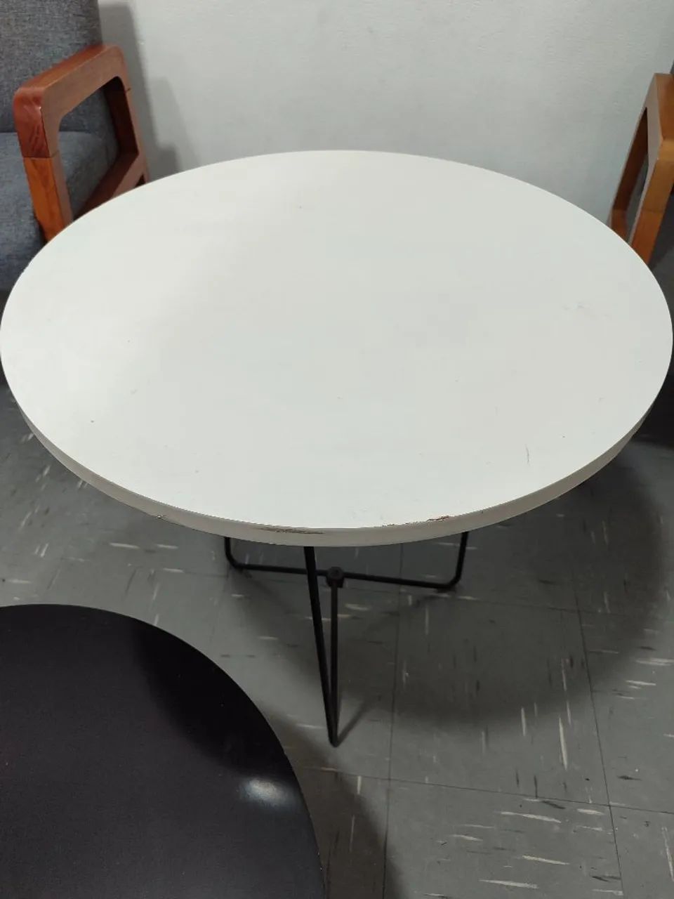 MESA DE CENTRO OU LATERAL PRETA E BRANCA REDONDA - Foto 2