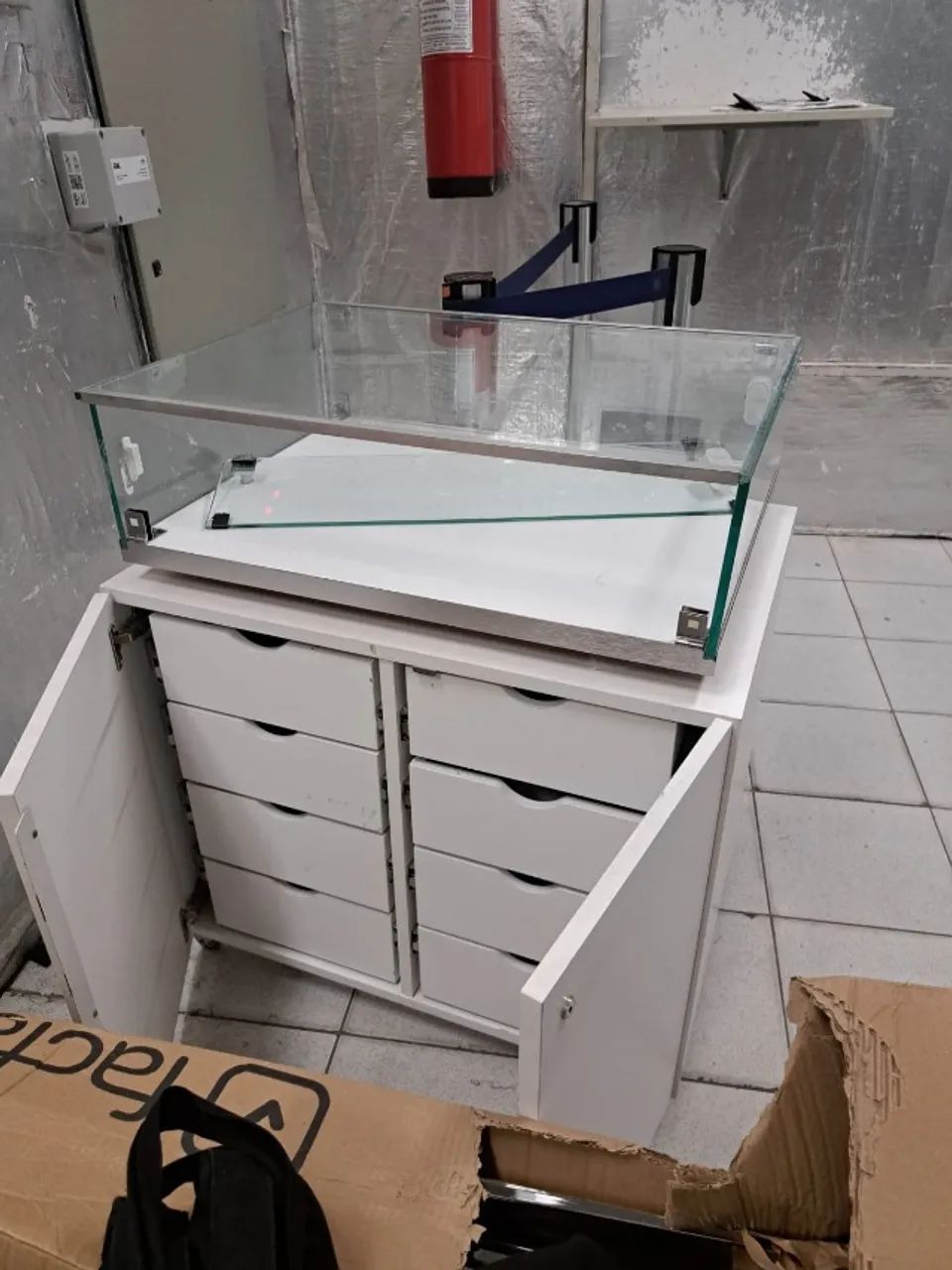 MOSTRUÁRIO COM 8 GAVETAS E EXPOSITOR EM VIDRO