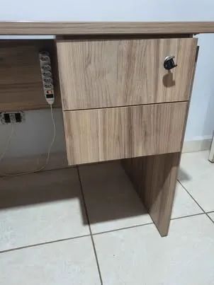 Mesa escritório MDF com gavetas impecável - Foto 4