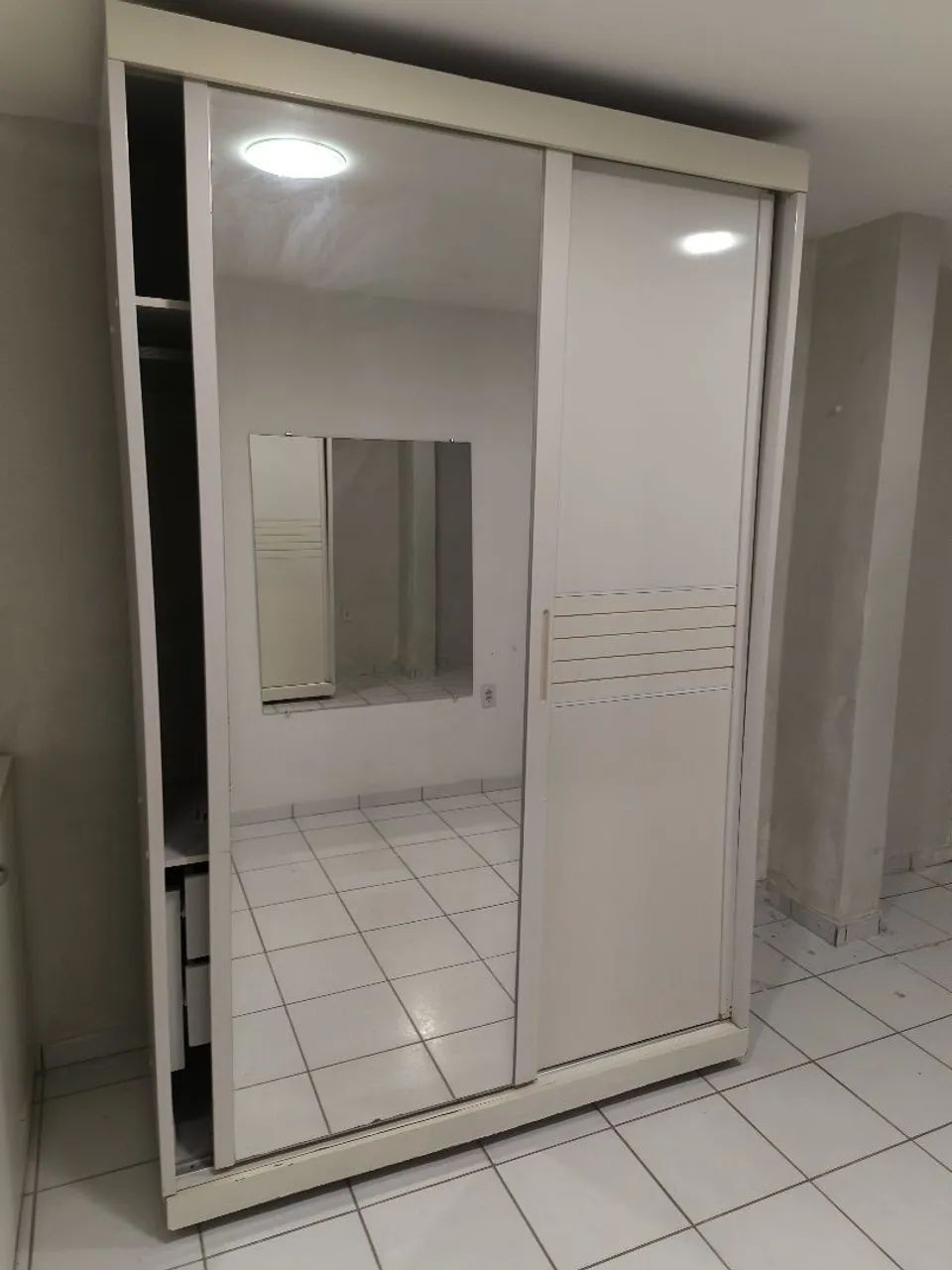 Guarda roupa branco