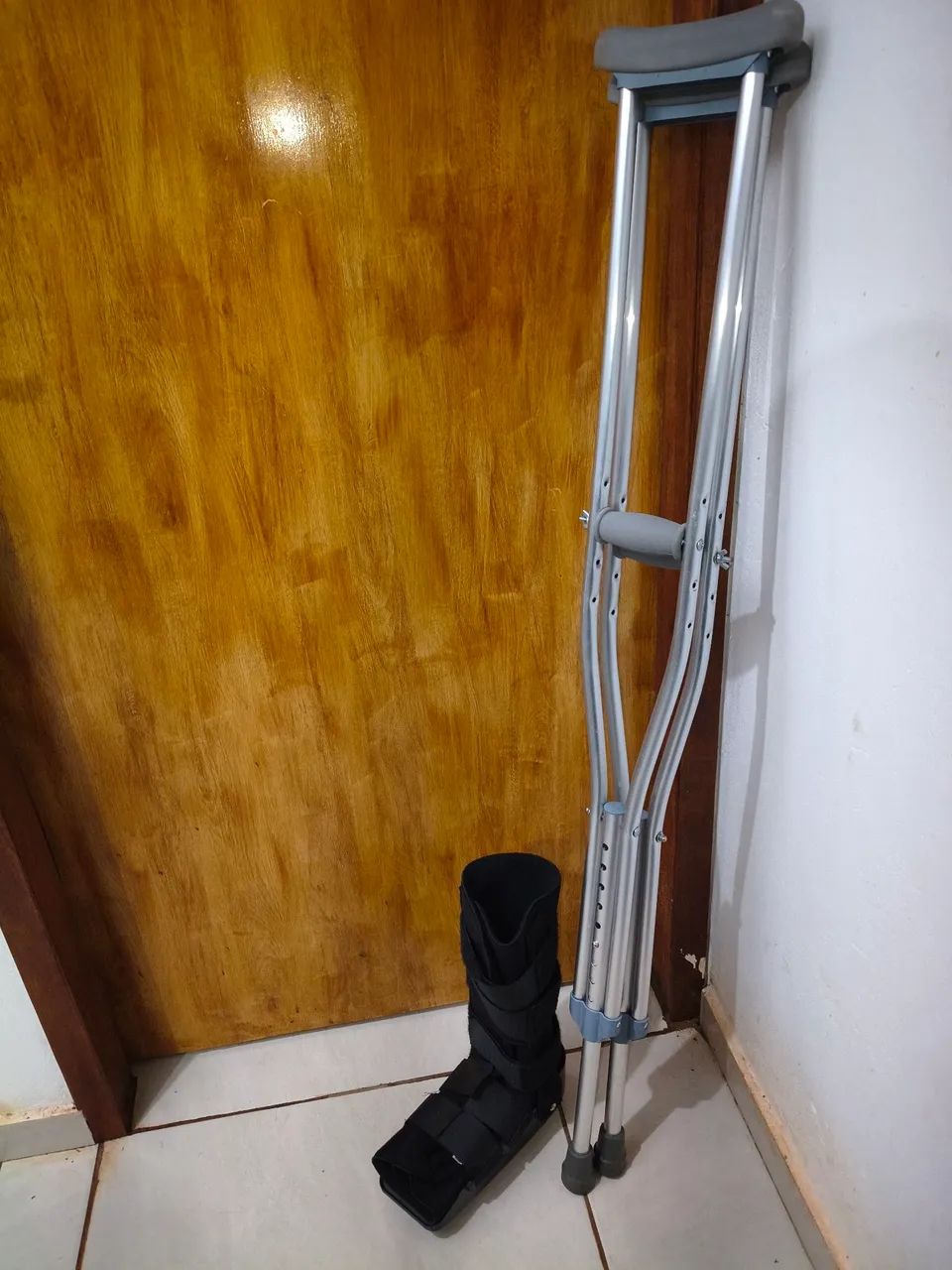 Vendo bota ortopédica e muletas 