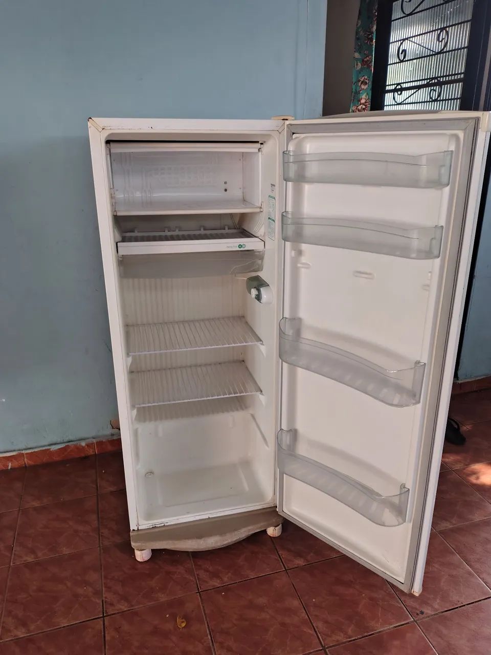 Vendo geladeira funcionando perfeitamente entrego grátis entrega imediata  - Foto 2
