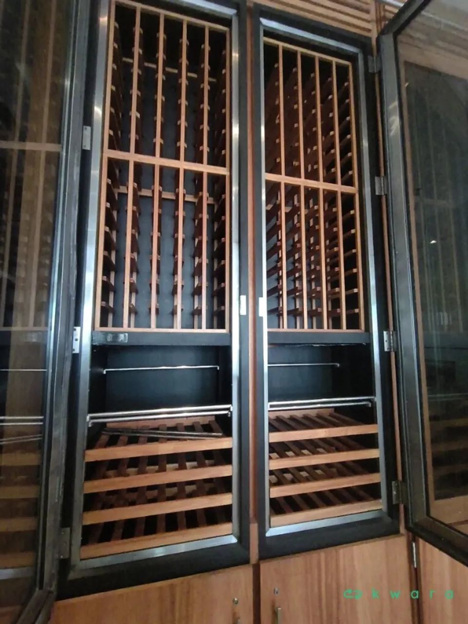 Adega climatizada com 12 portas - Foto 3