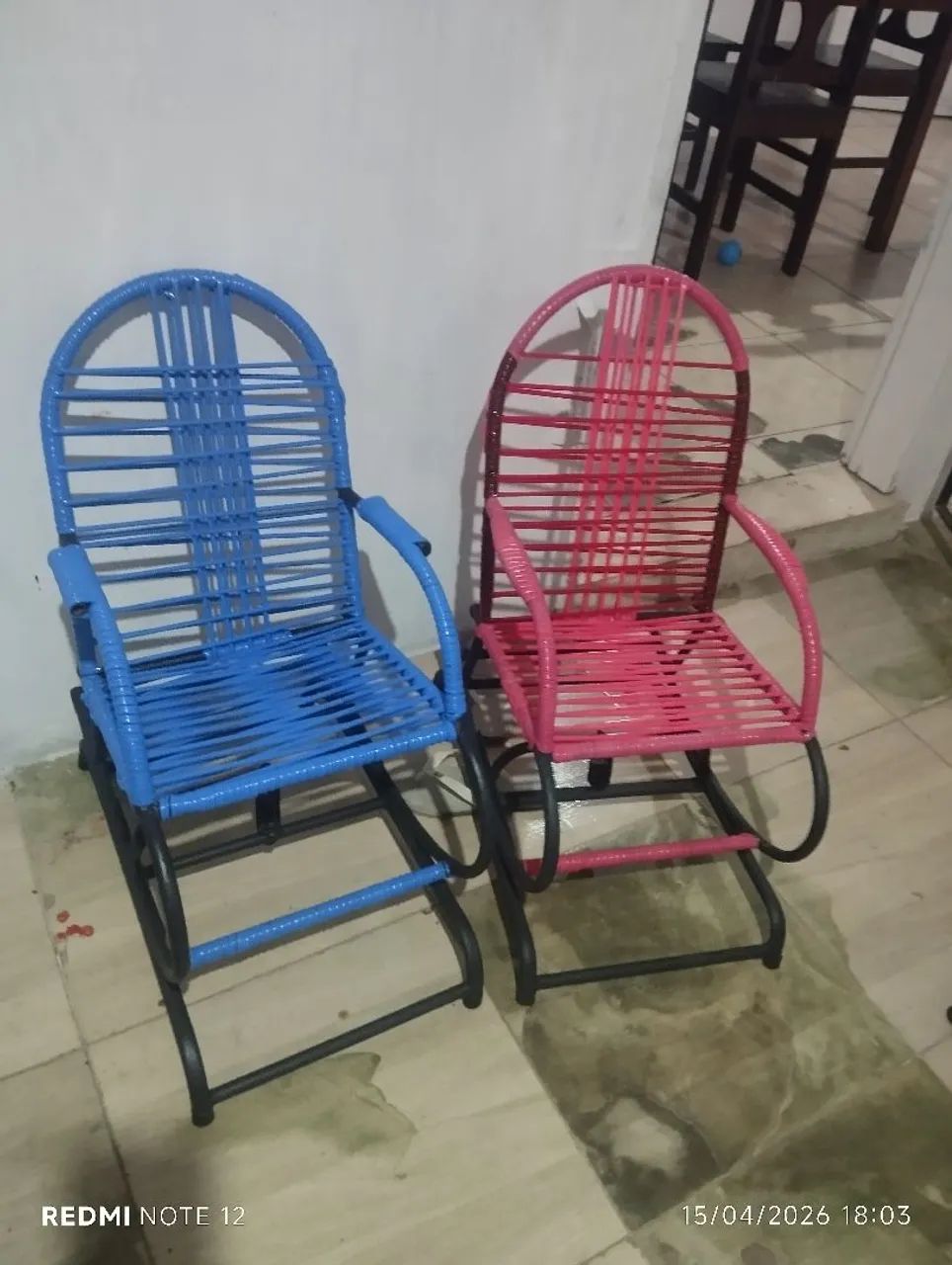 Vende duas cadeiras infantil de macarrão nova - Foto 2