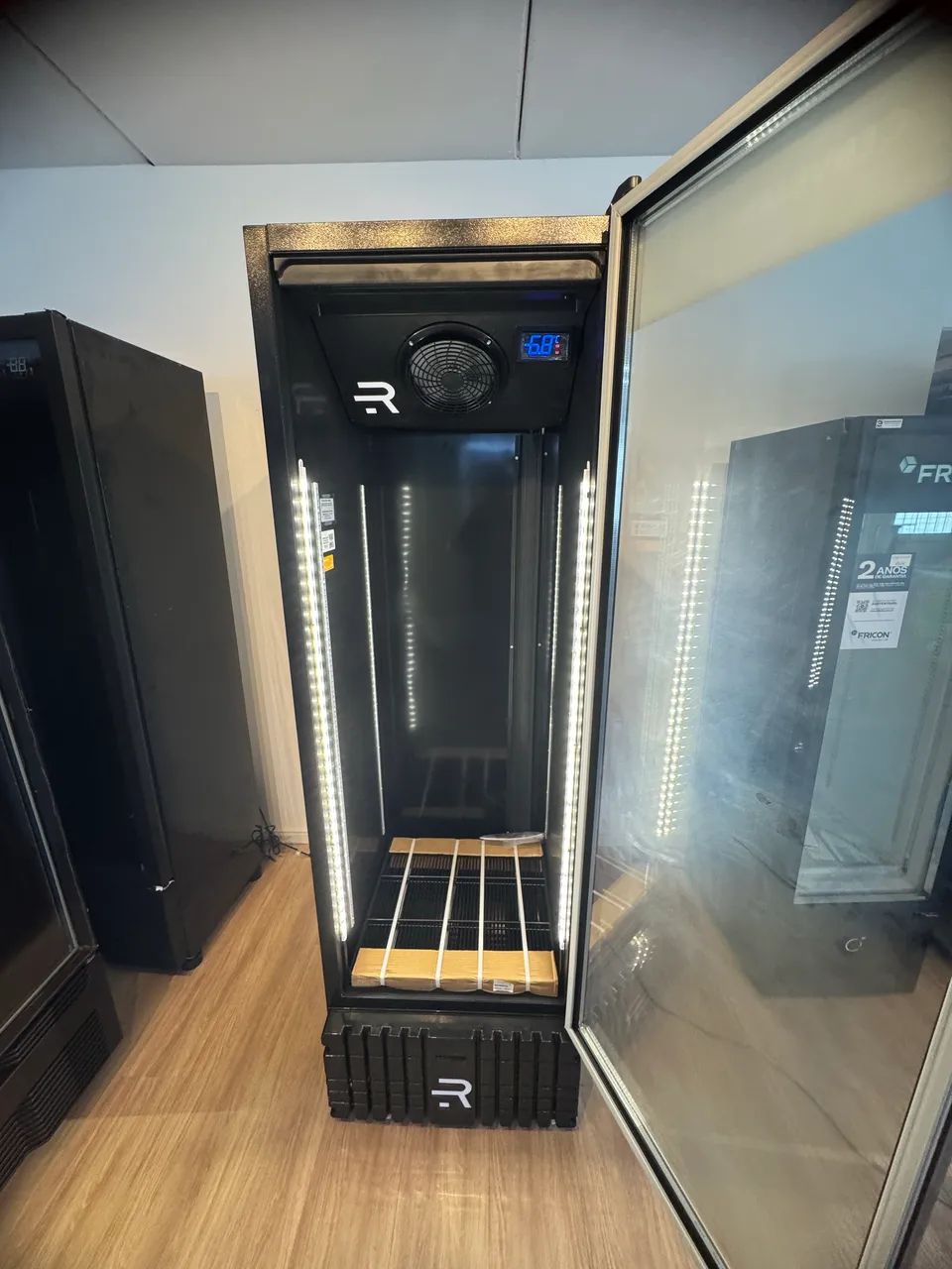 VISA COOLER CERVEJA PORTA VIDRO 570L PRETA - PRETO INTERNO - Foto 3