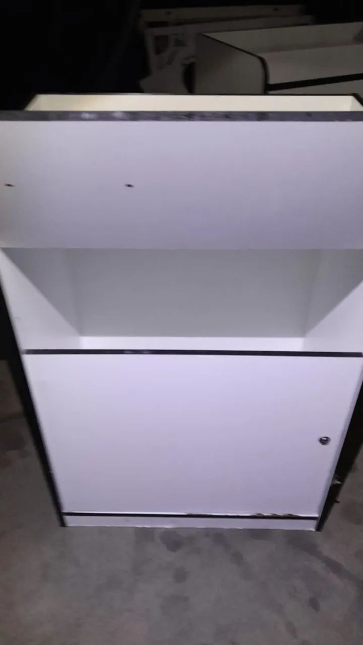 Balcão em MDF branco com porta e chave - 8 unidades disponíveis - Foto 4