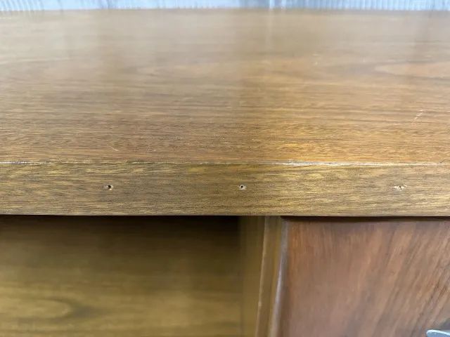 Mesa de costura de madeira com Rodinhas 2 gavetas e 1 compartimento maior  - Foto 5