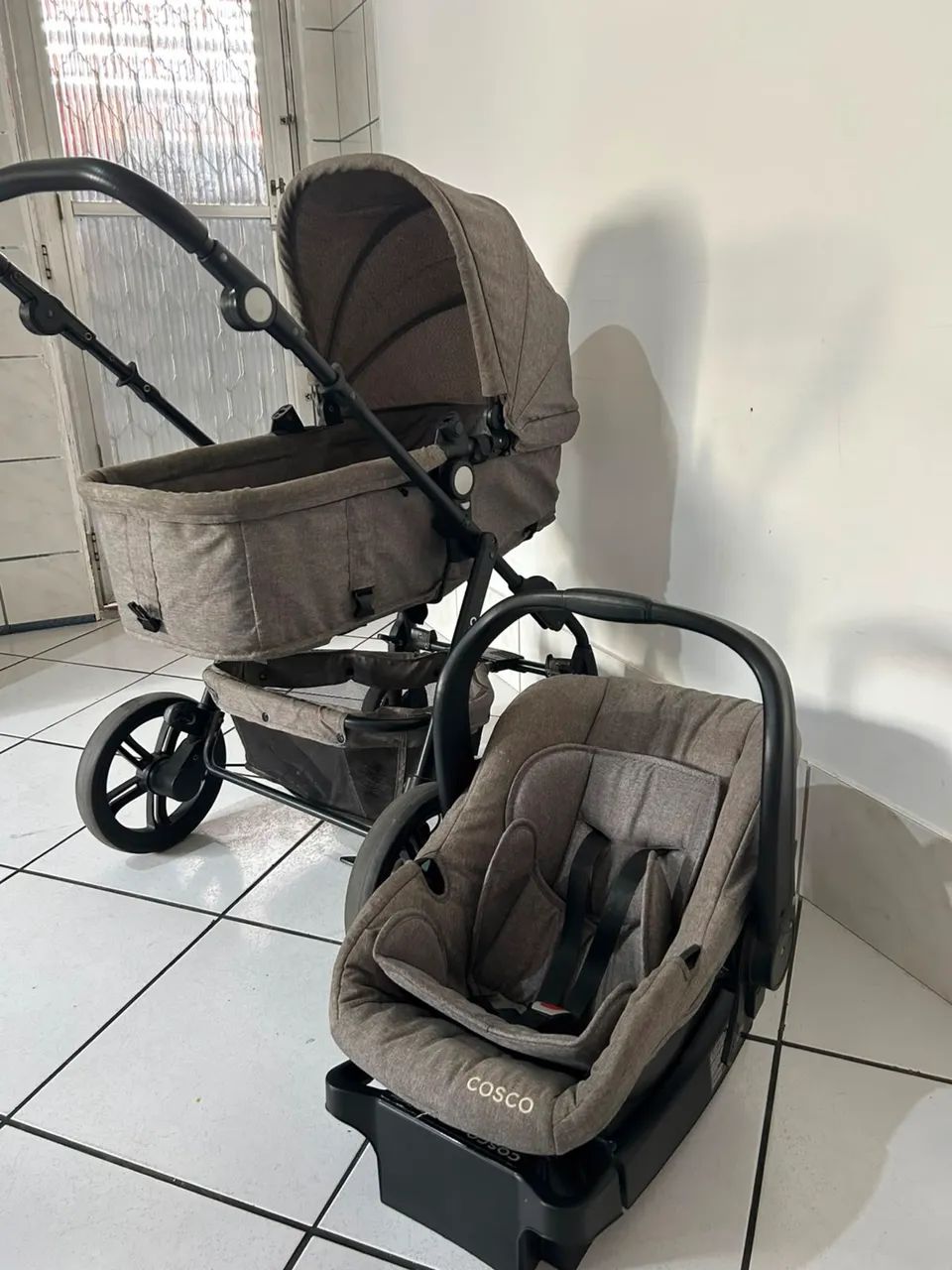 Carrinho de bebê Cosco + bebê conforto e Moisés 