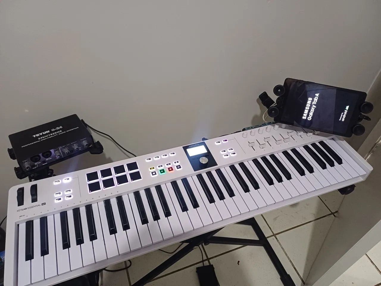 Teclado arturia com tablet e interface de áudio 