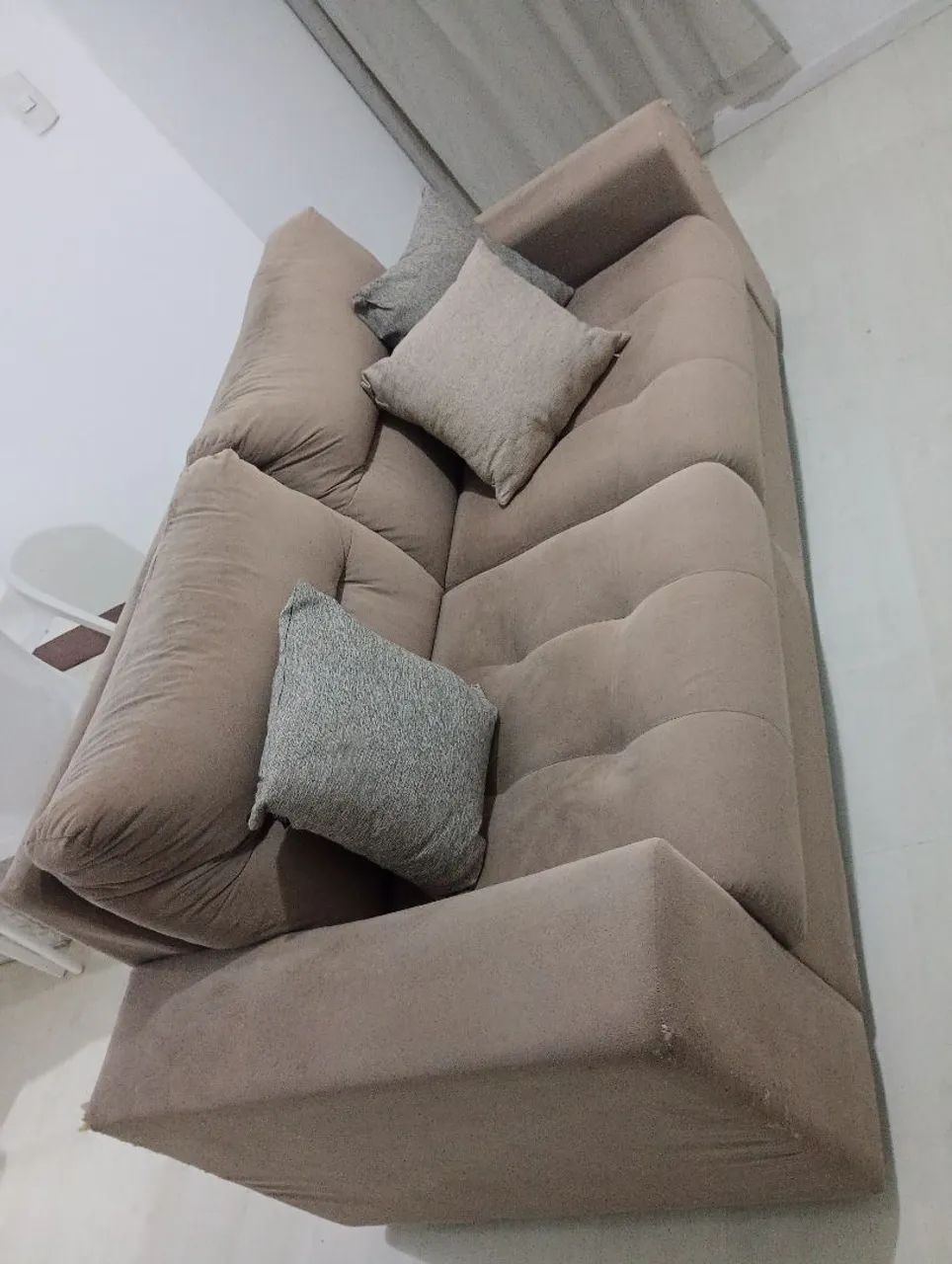 Sofá dois lugares Suede bege  - Foto 4