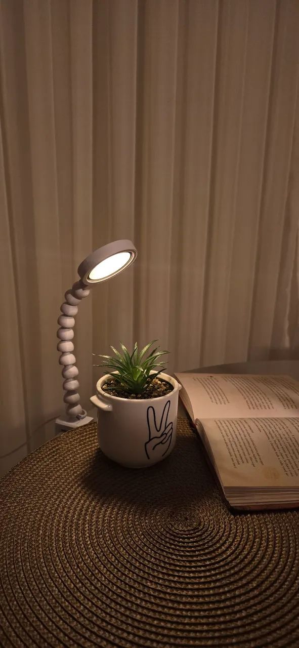 Luminária de Mesa Articulada 
