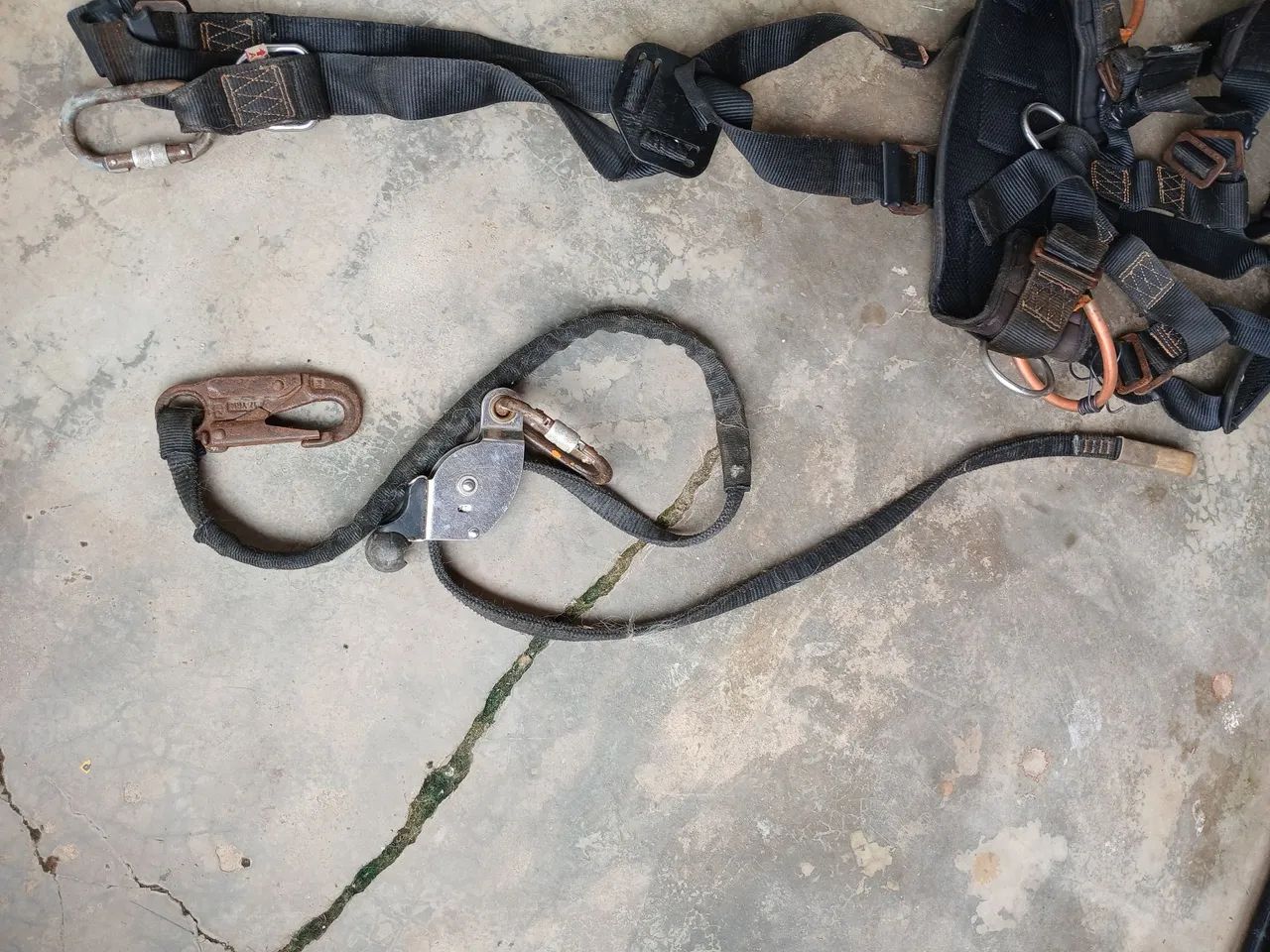 VENDE-SE UM CINTO SUSPENSÓRIO PARA ELETRICISTA/ TELECOM - Foto 2