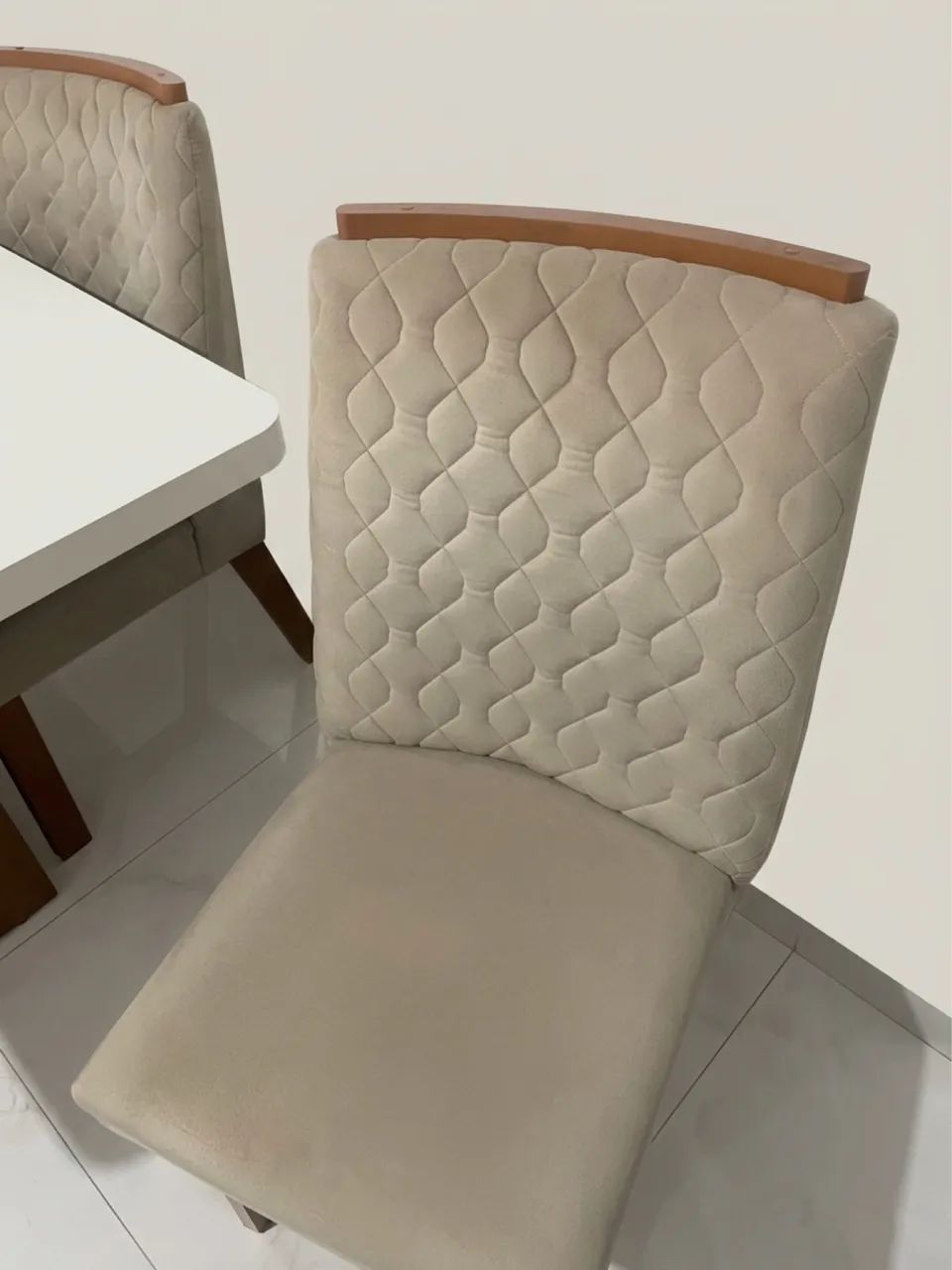Mesa de jantar com tampo de vidro e cadeiras estofadas em perfeito estado - Foto 2