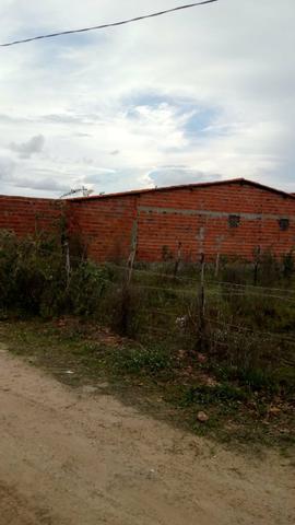 Vendo terreno com uma casa pequena dentro. Preço negociável!