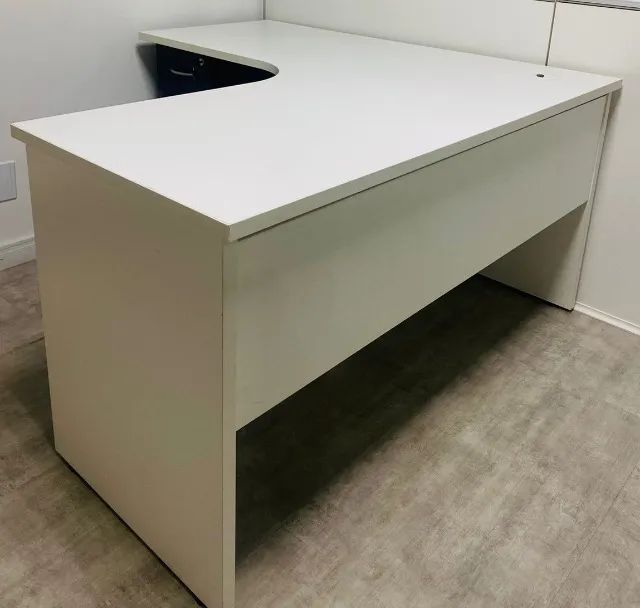 Mesa L com gaveteiro embutido e divisória de recepção - Foto 2