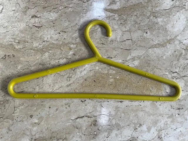 Cabide infantil amarelo