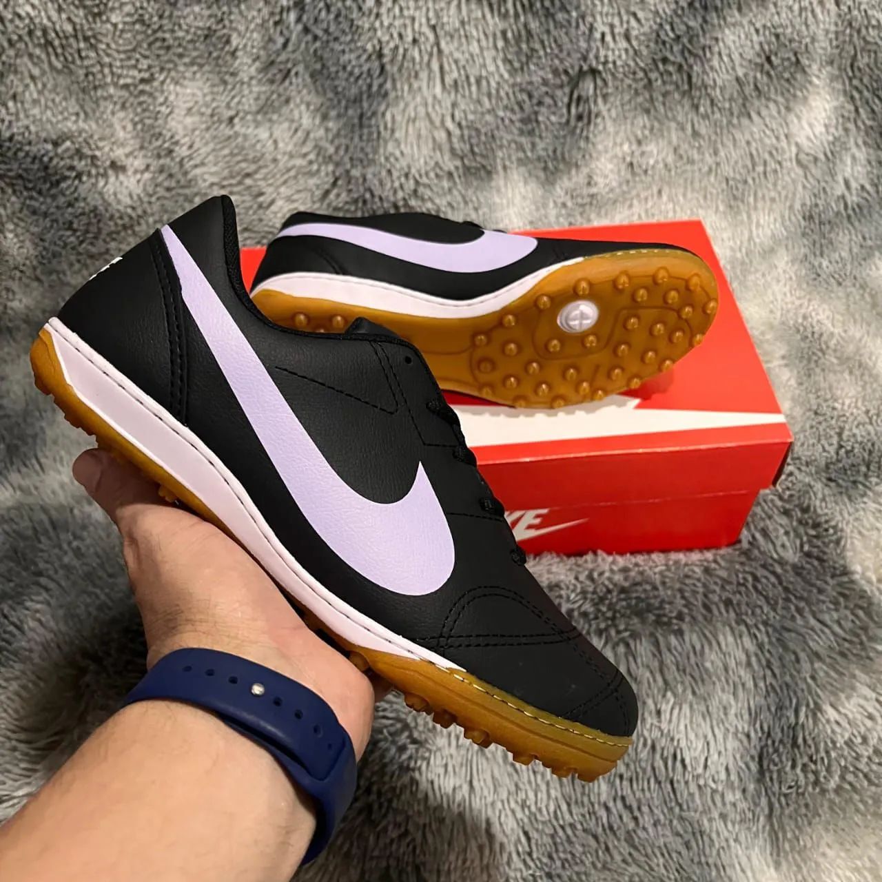 Chuteira society da Nike 