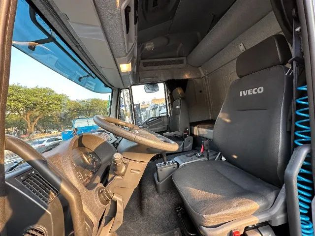 Iveco Tector 24300 Ano 2023 Baú De 9m Cabinado Financia - Foto 6