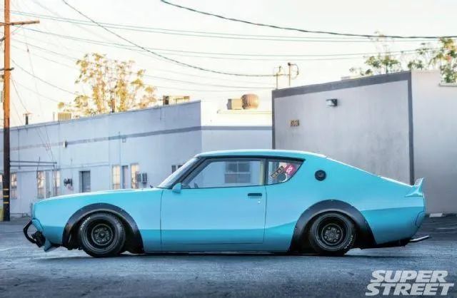 Dupla Nissan Skyline 2000GT-R LBWK JDM versão normal e a Tooned