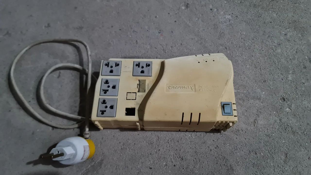 Enermax Estabilizador de Voltagem 4Tomadas