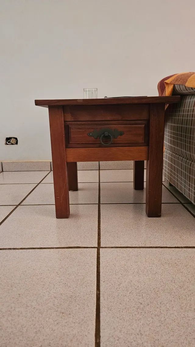 Conjunto de Criados Mudos de Madeira Maciça Antigo