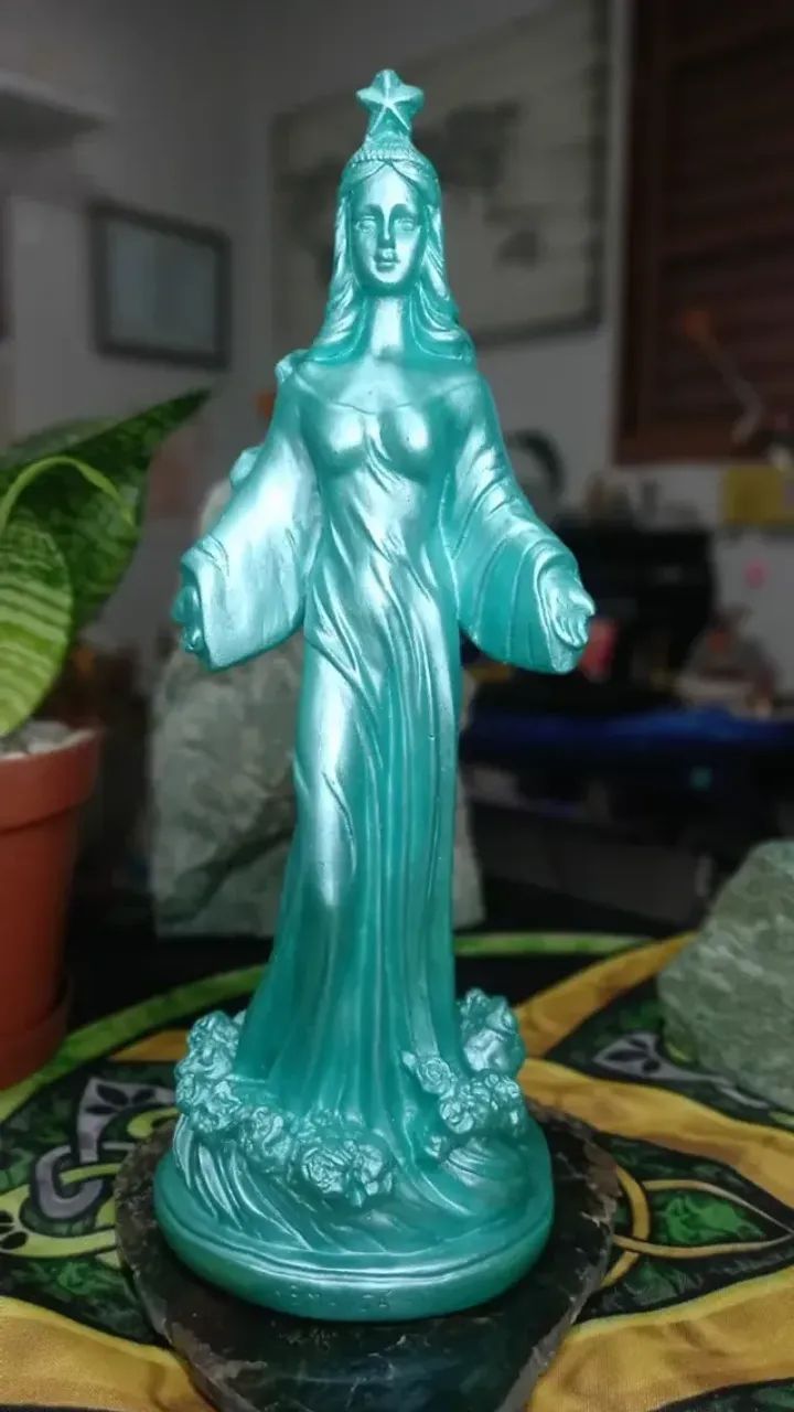 Imagem de Yemanja em gesso e pintada à mão