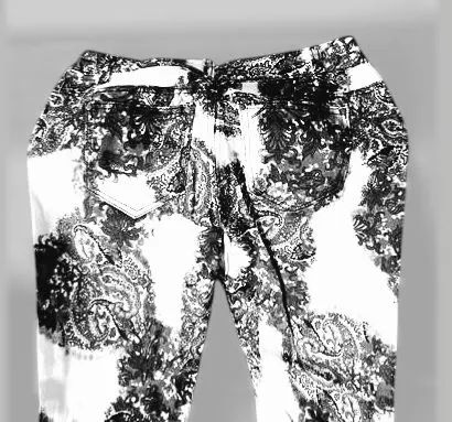 Calça Jeans Strech Estampada. Como nova.  - Foto 2