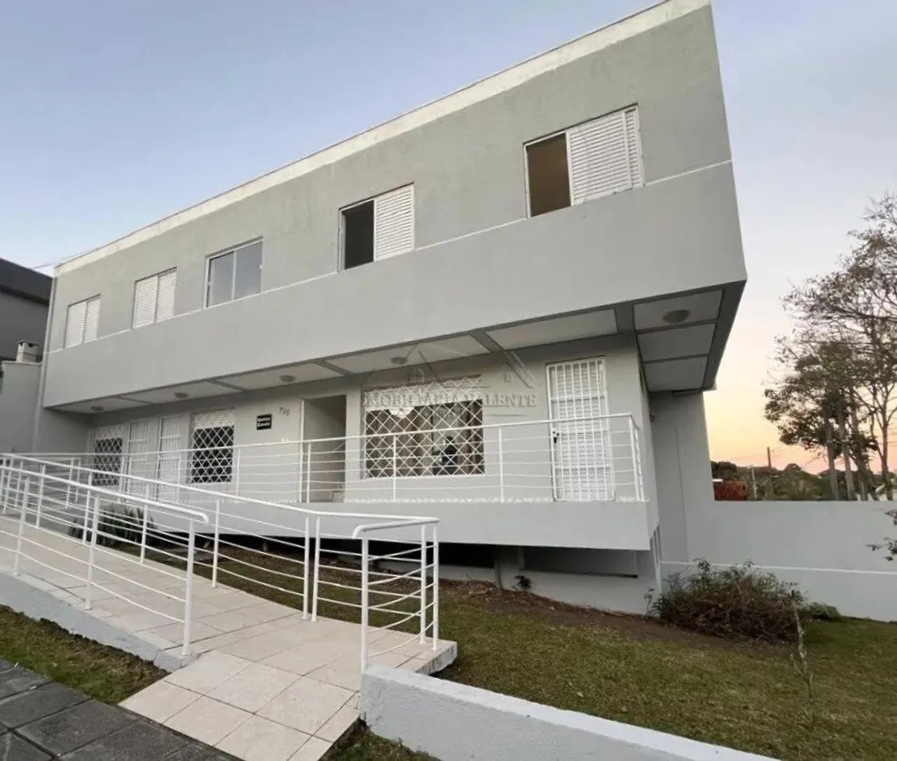 Edifício à venda no Campo Comprido 2 Apartamentos amplos + 3 salas comerciais, 6 vagas de