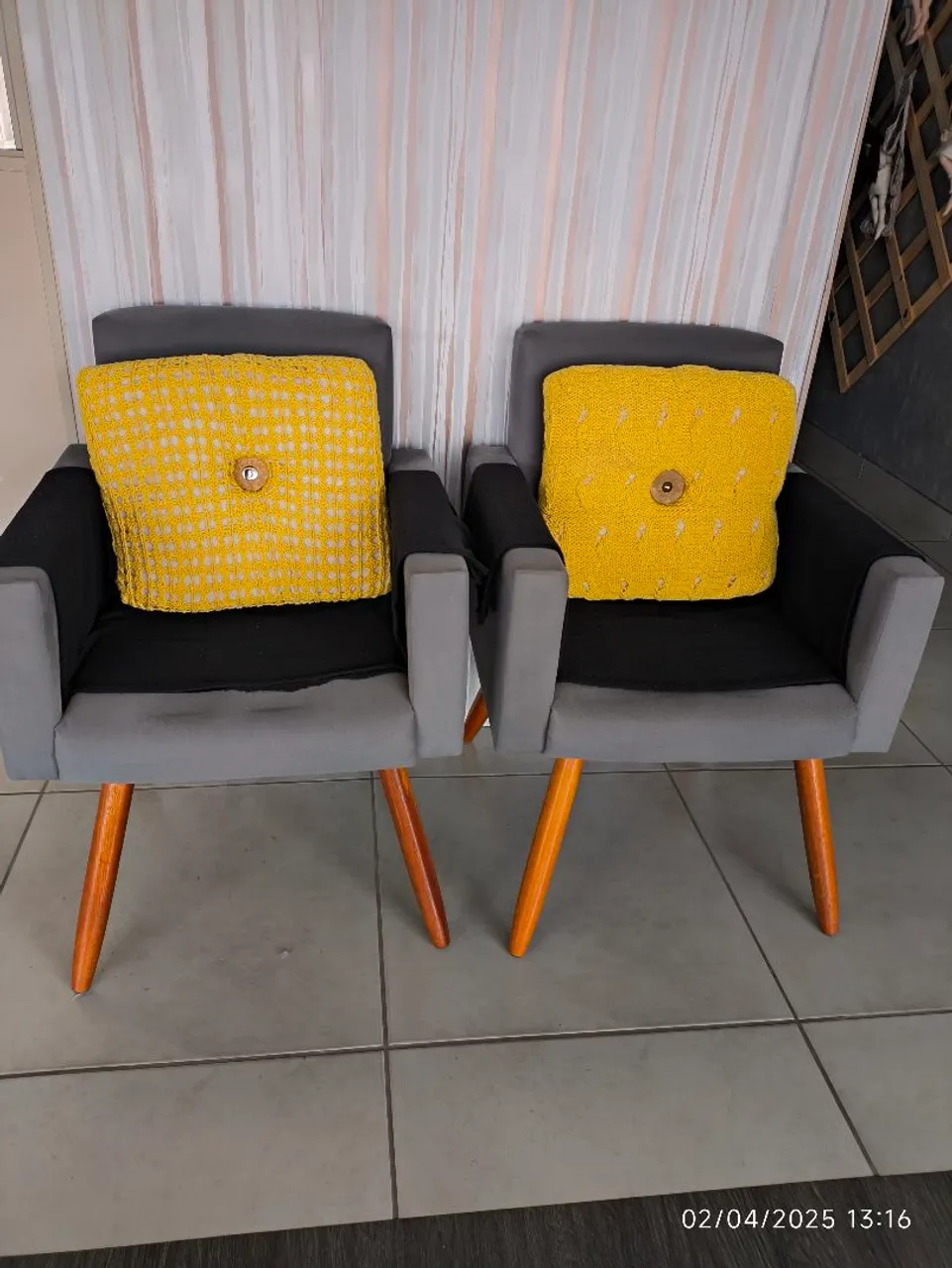 2 Poltronas Decorativas pés palito - brinde 2 almofadas + 2 mantas preta