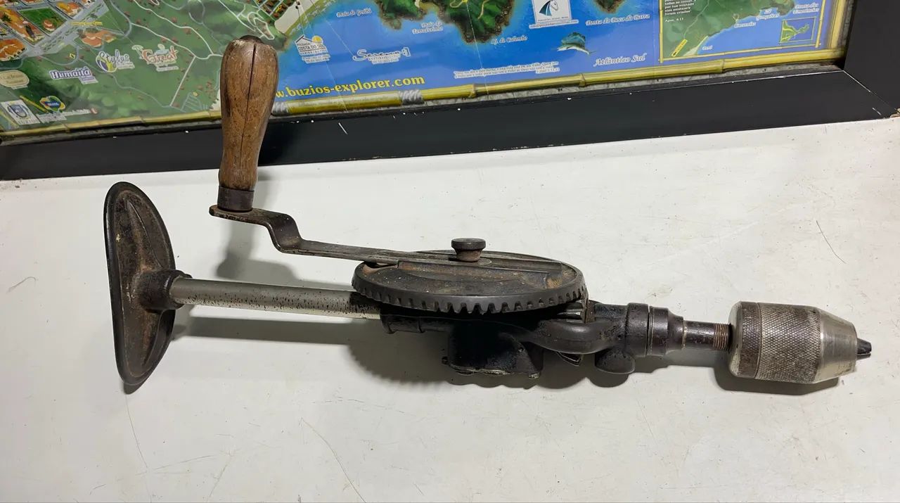 Antiga furadeira manual 64751037130755121