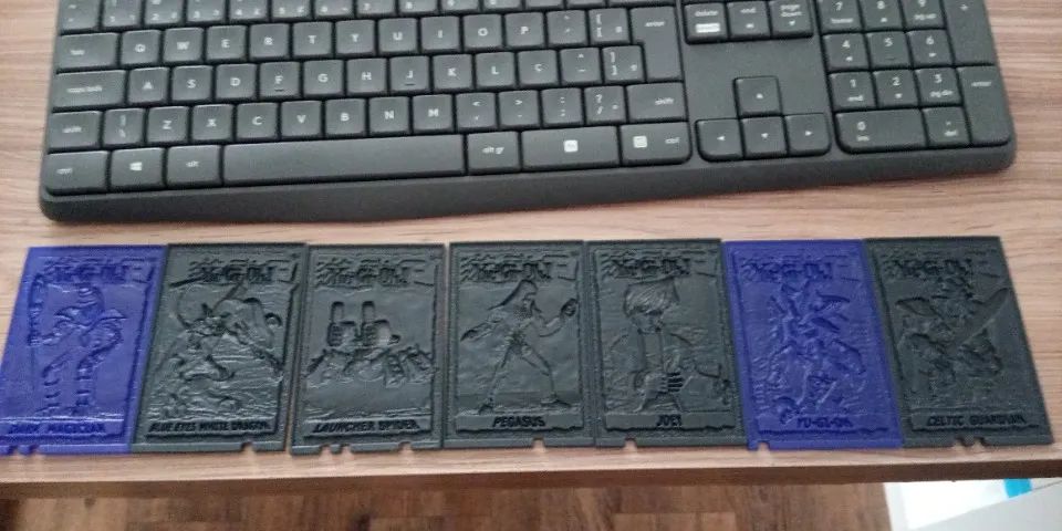 1 miniatura e 6 Cartas plásticas de personagens Yu GI Oh.  - Foto 4