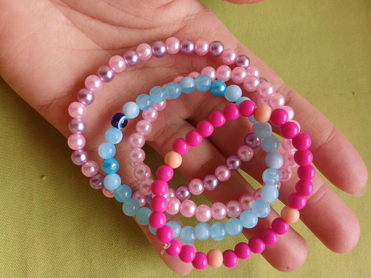 Pulseiras de miçangas coloridas - Foto 3