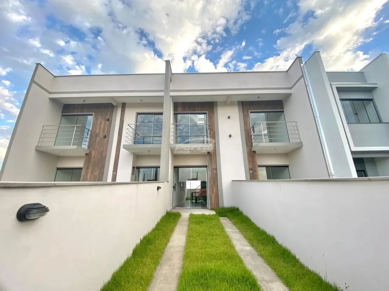 Excelente sobrado semi mobiliado para locação no bairro Itoupava Central. Imovel com 02 do