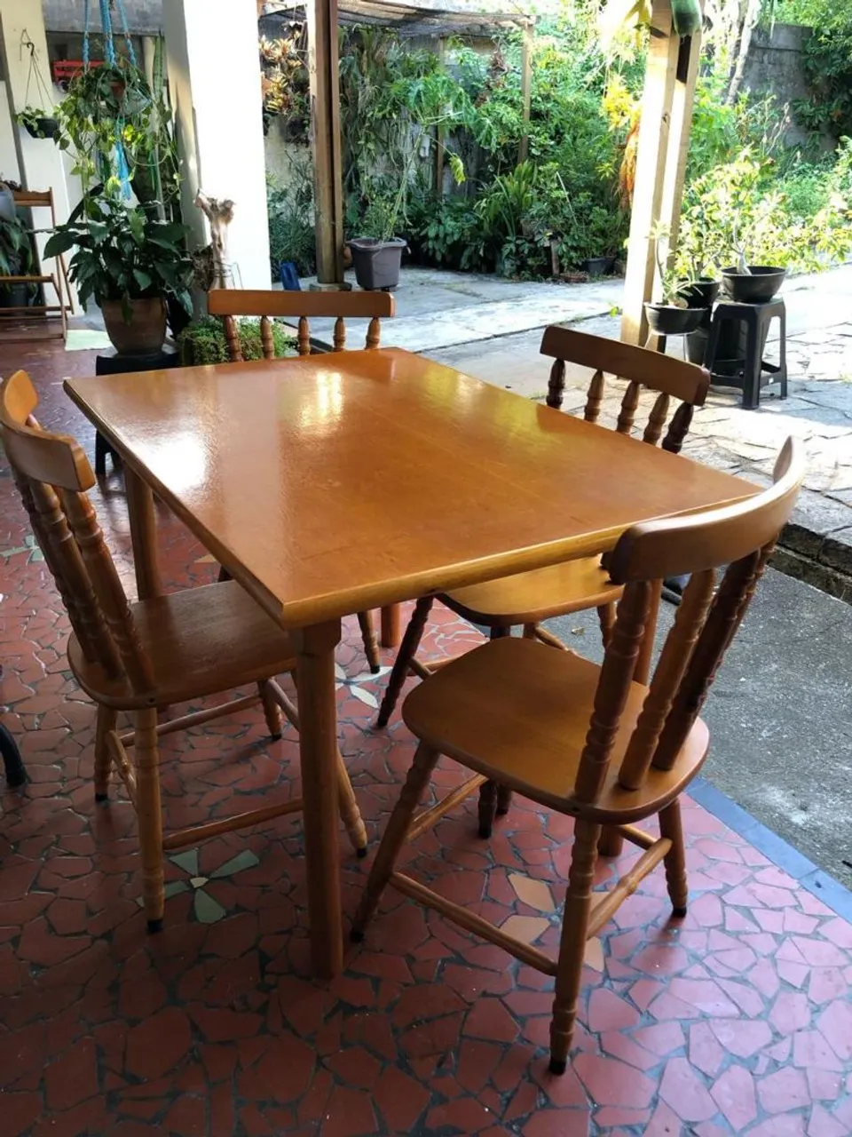 Mesa em Madeira com 4 Cadeiras