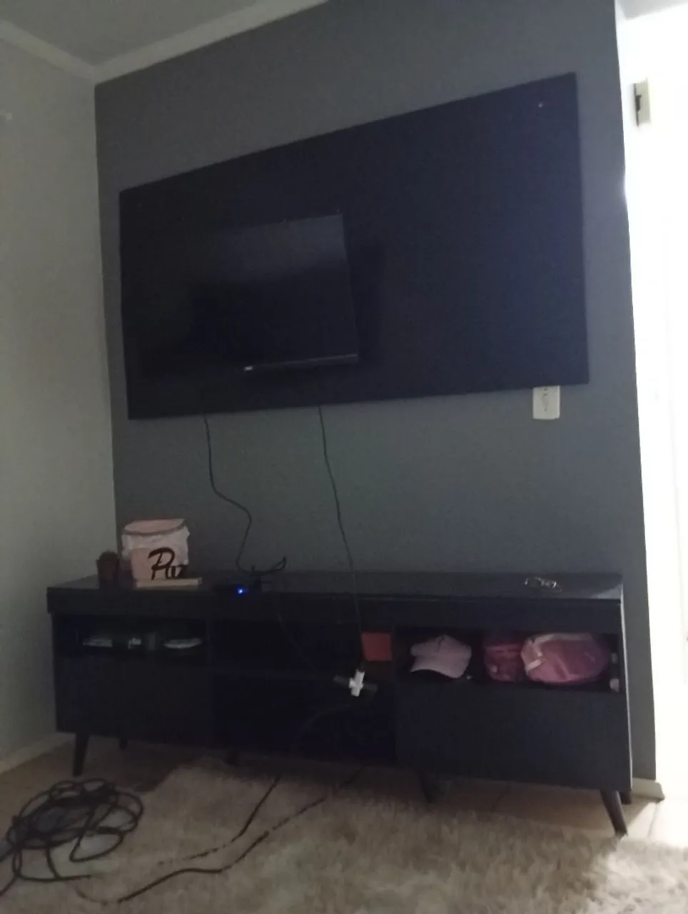 Rack com painel e tv