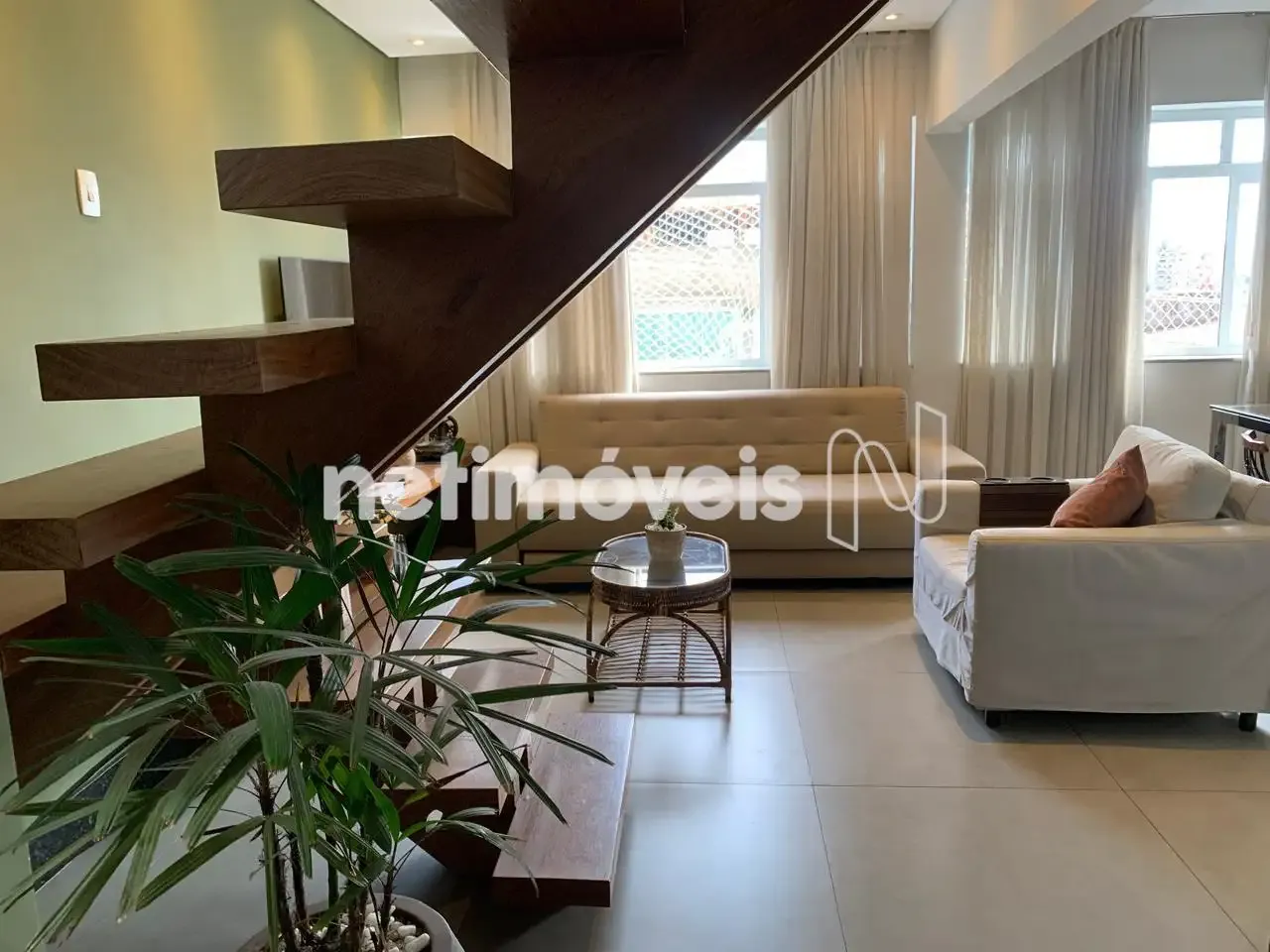 Cobertura à venda com 4 dormitórios no bairro Cruzeiro, 220 m² de área útil.