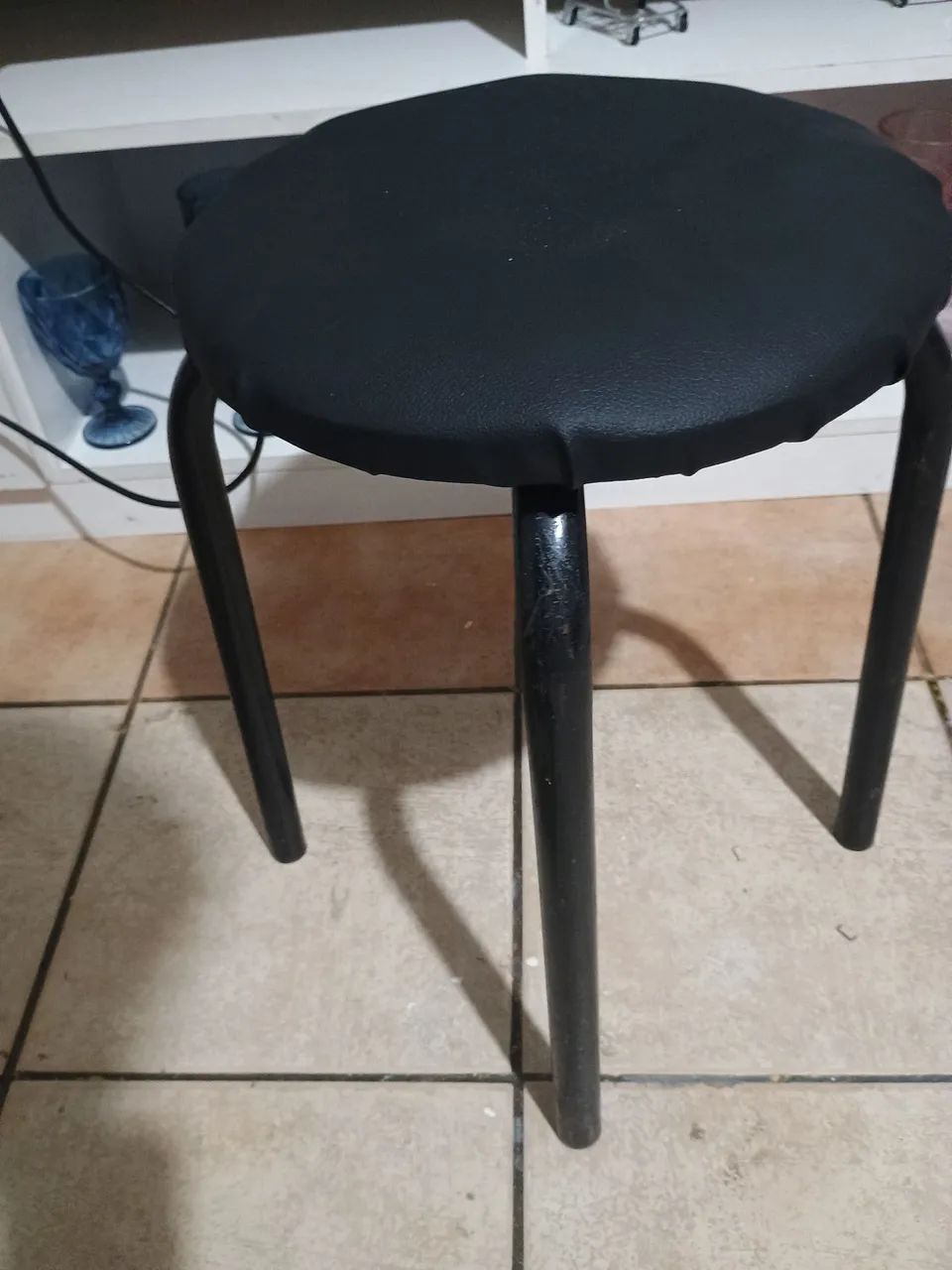 banqueta redonda de metal com assento estofado em couro sintético preto.  - Foto 3