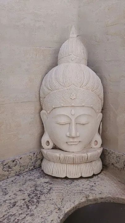 Cabeça de buda em mármore 