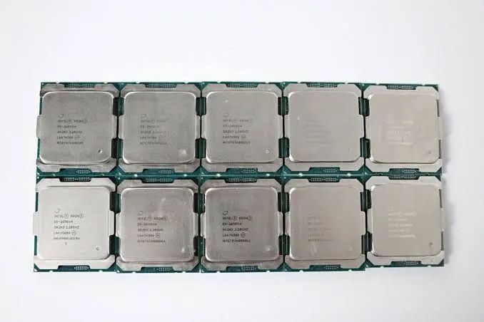 Processadores Intel Xeon E5-2630 v4, 10 Núcleos/20 Threads