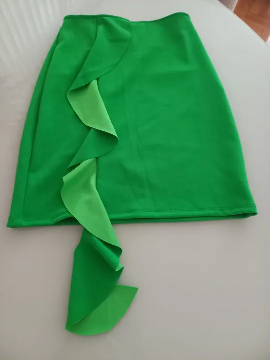 Saia verde com babado